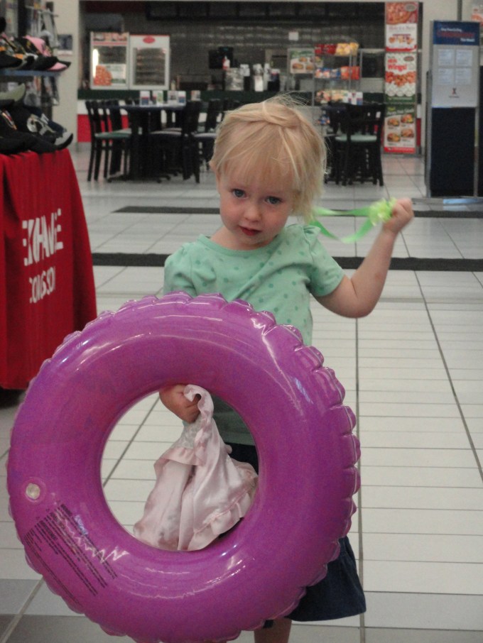 bows last for maybe 30 seconds...but short haircuts work for now!